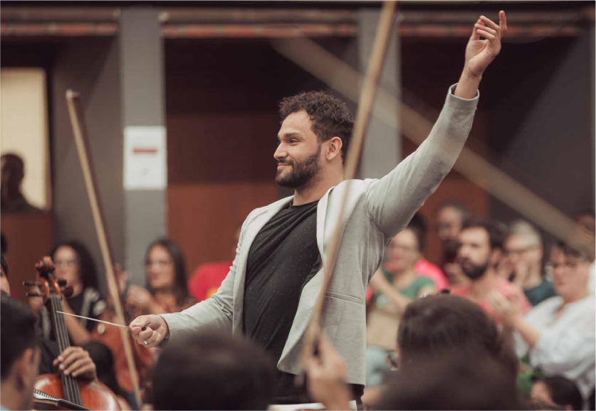 Maestro regendo a Orquestra Filarmônica de Valinhos