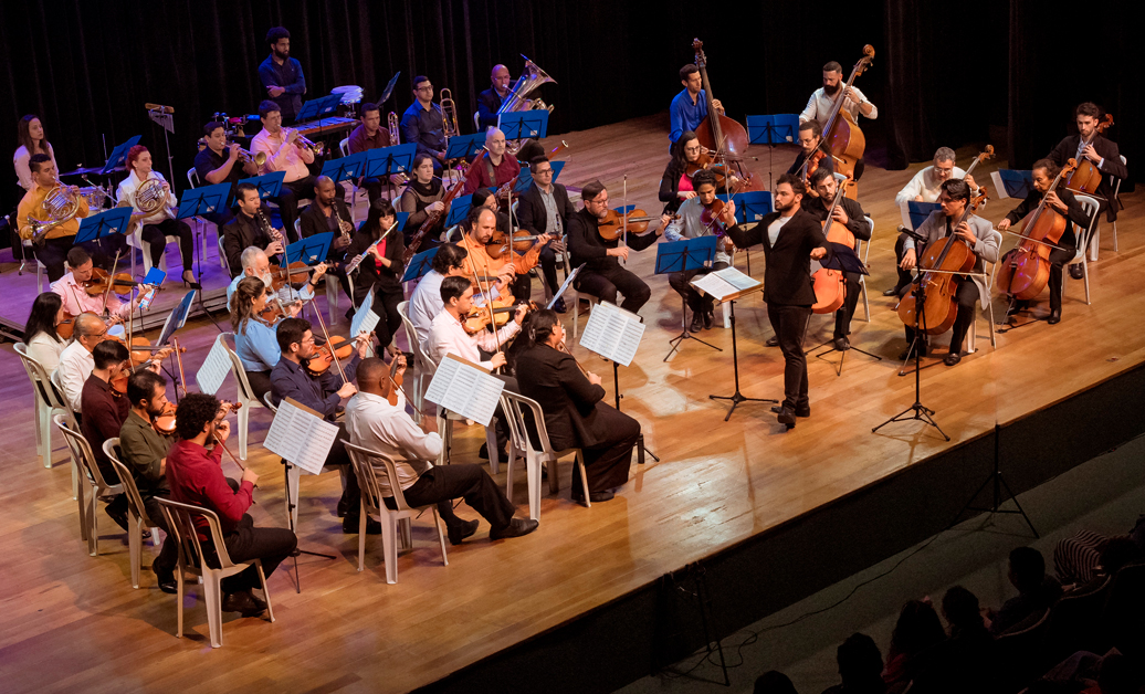 Orquestra Filarmônica de Valinhos em concerto no palco